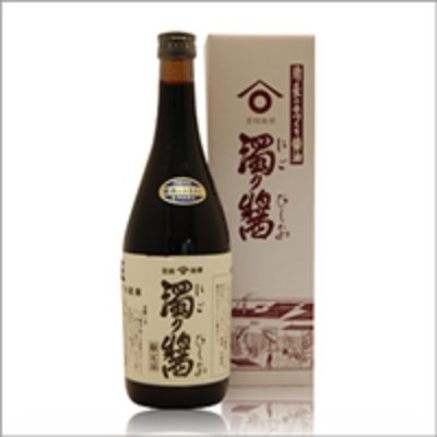 A 720ml bottle of soy sauce standing in front of its product box.
