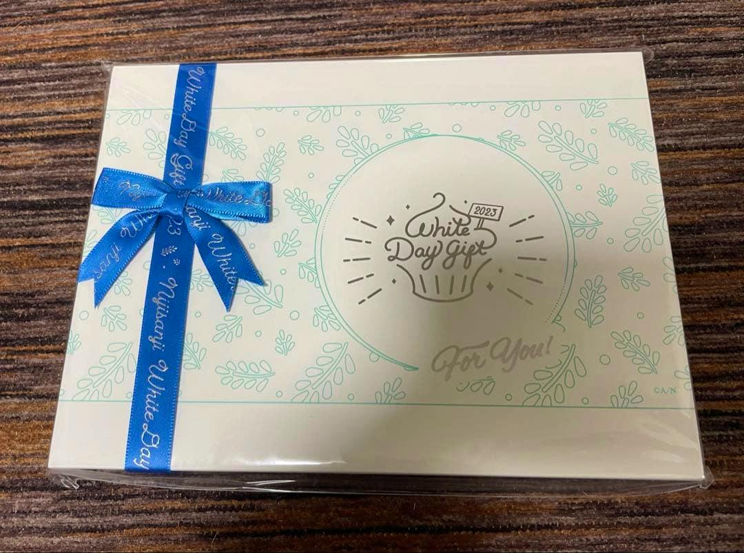 Sealed White Day Gift 2023 box with blue ribbon and decorative leaf pattern, shown for the listed Nijisanji Whiteday 2023 Shikinagi Akira hand towel.