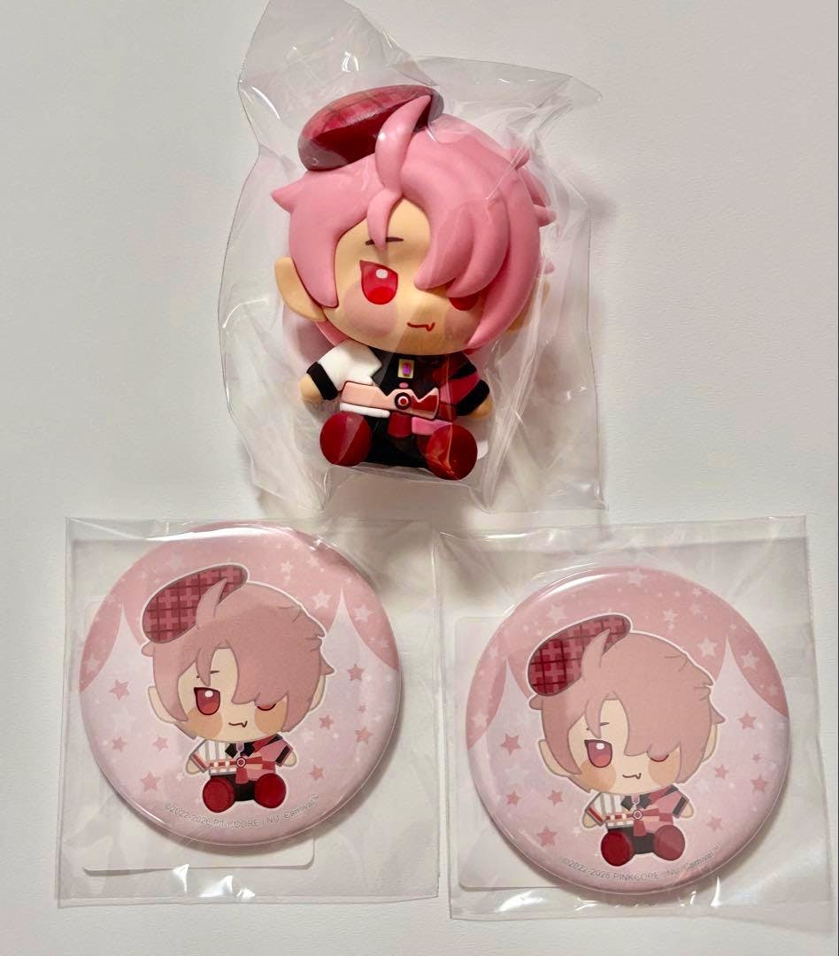 A plastic figure of エスター and two round pink character badges, each sealed in clear plastic bags.
