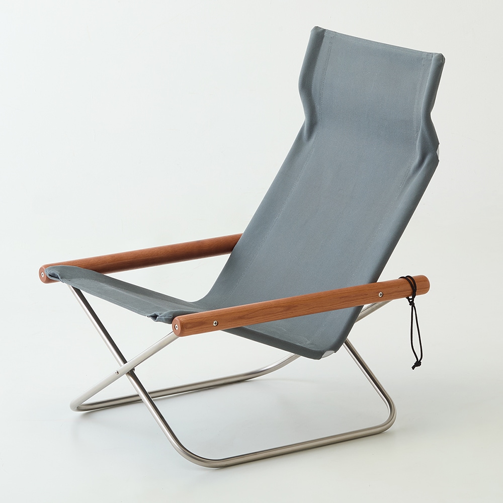Gray ニーチェアエックス Oriato camping chair with wooden armrests and metal frame on a white background.