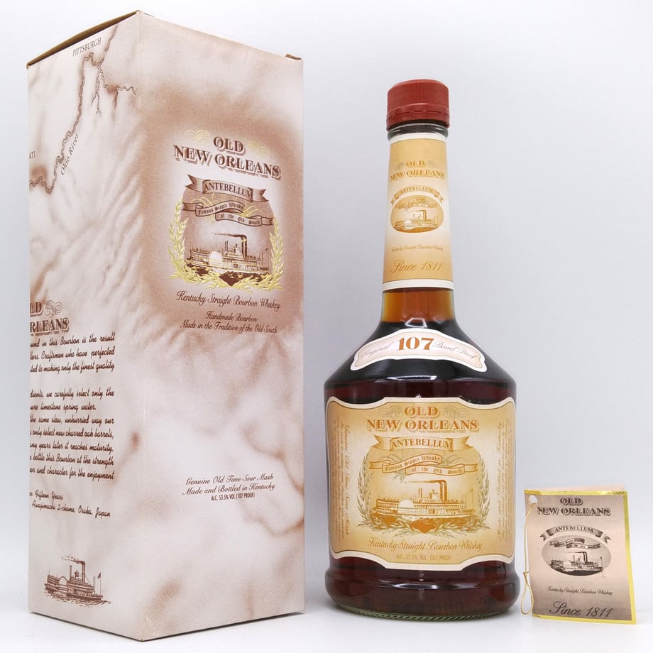 Front view of a bottle of オールドニューオリンズ アンテべラム (OLD NEW ORLEANS ANTEBELLUM) Kentucky Straight Bourbon Whiskey displayed with its box and a small booklet.
