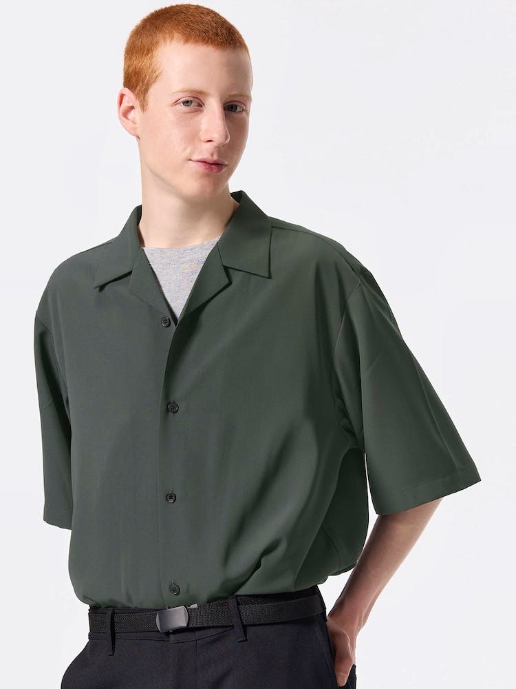Male model wearing a dark green men's open-collar polyester shirt with mid-length (5分袖) sleeves.