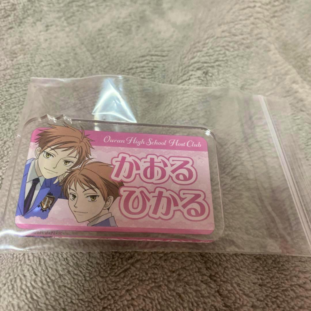 Rectangular name-clip badge in plastic showing characters Kaoru and Hikaru from Ouran High School Host Club with a pink background and Japanese text.