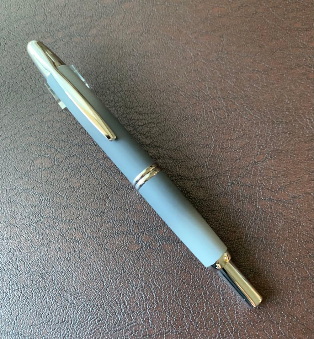 A Pilot Capless 2024 limited (石畳) retractable fountain pen (細字/F) resting on a brown textured surface.