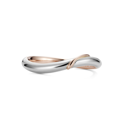 Close-up of a women's platinum and K18 pink gold pairing ring with a twisted design on a white background.