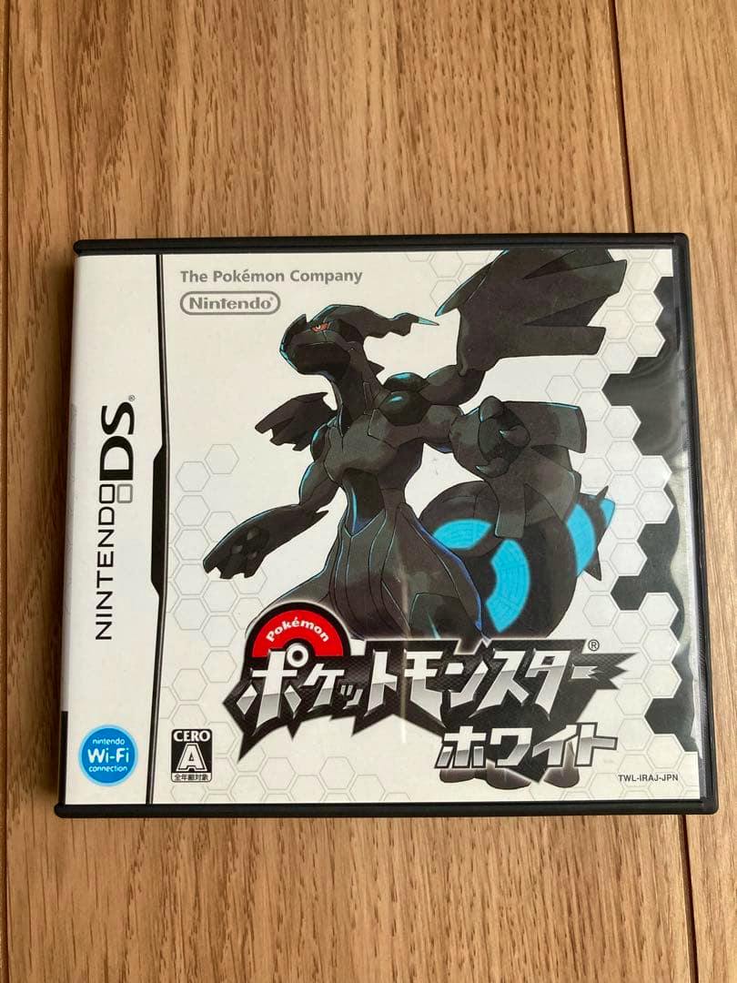 Front cover of a Nintendo DS game case for 『ポケットモンスター ホワイト』 (Pokémon White) showing the game's cover art and title.
