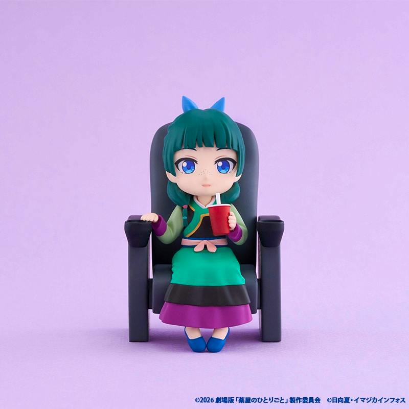 Front view of the plastic figure 猫猫 from ぷちげき 『劇場版 薬屋のひとりごと 亡妃の秘宝』 seated in a black chair holding a red cup.