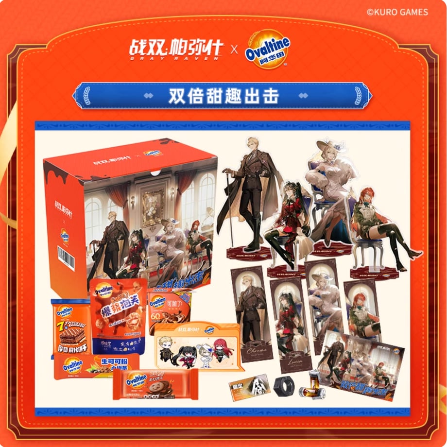 Panigle × Ovaltine collaboration goods set showing the decorated box, multiple acrylic character stands, and packaged snack items.