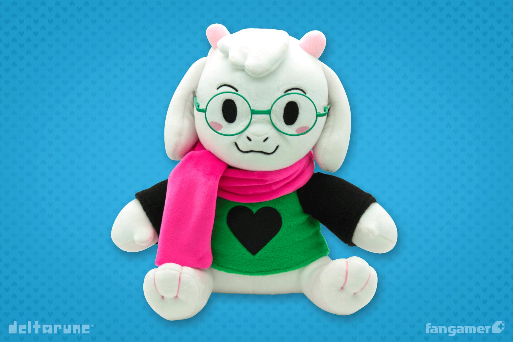 Front view of the ラルセイ ぬいぐるみ（帽子なしVer.） plush wearing a green shirt with a black heart, a pink scarf, and green glasses on a blue patterned background.