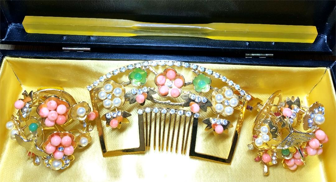 A set of Japanese kanzashi hair ornaments including a decorative comb and hairpins displayed inside a lined presentation box.