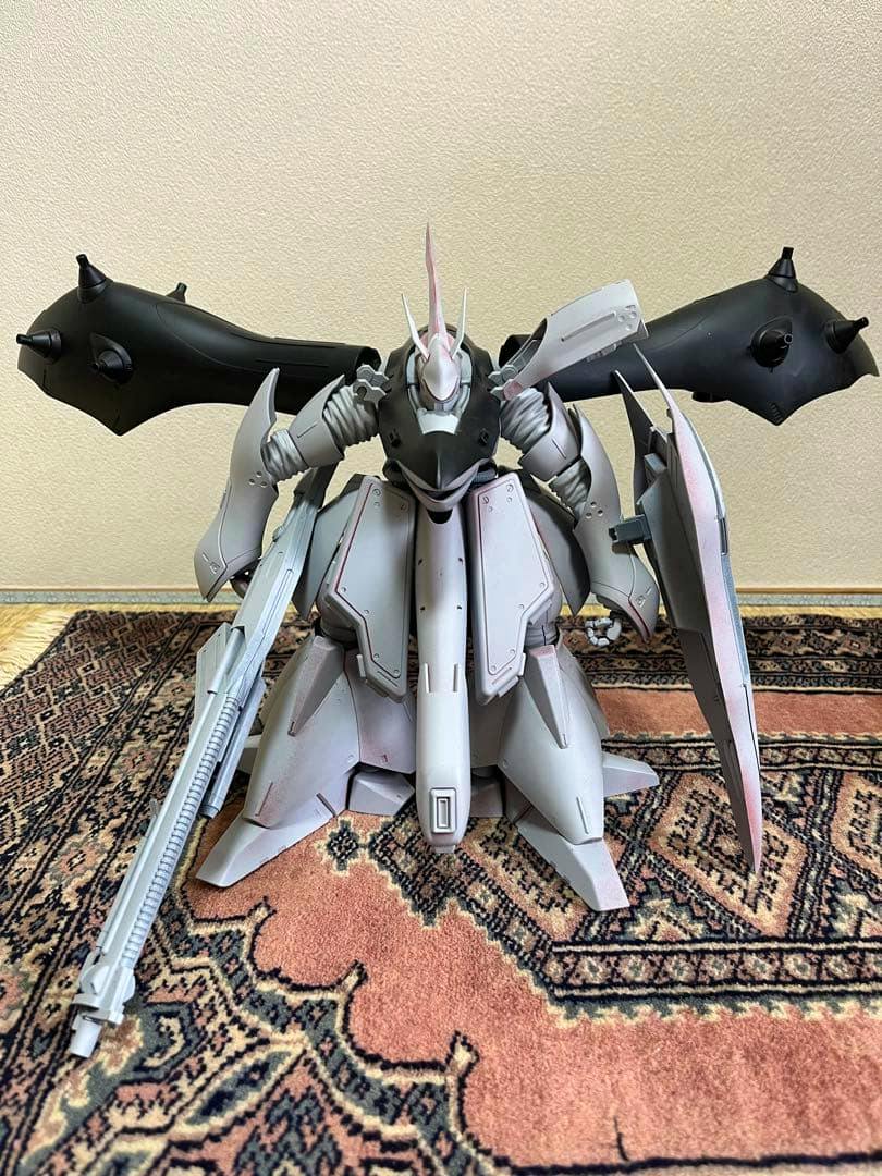 Front view photograph of the assembled RE/100 1/100 ナイチンゲール plastic model kit displayed on a patterned rug.