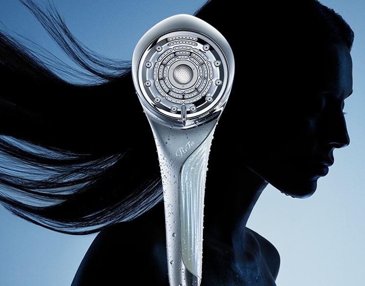 Close-up of the stainless steel showerhead (リファファインバブル U+) shown with a silhouetted person's profile in the background.