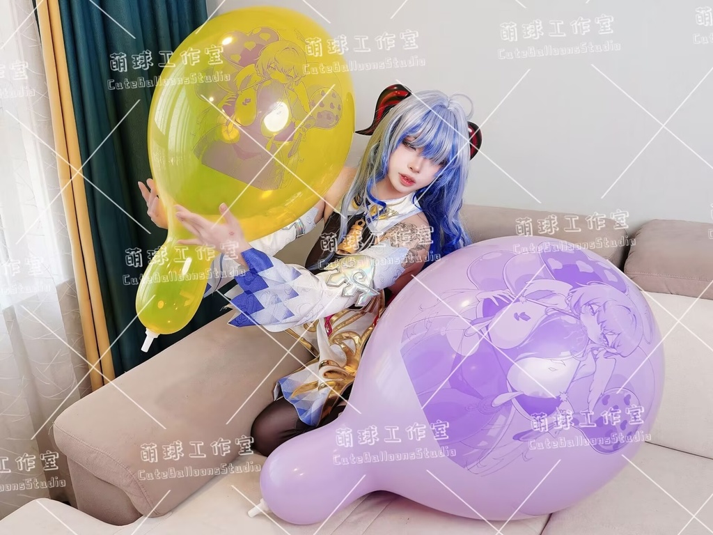 Model seated on a couch holding a purple-ink balloon (知更鳥) and a yellow balloon.