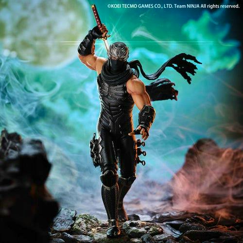 リュウ・ハヤブサ 1/7スケールフィギュア posed holding a raised sword against a green smoky backdrop.