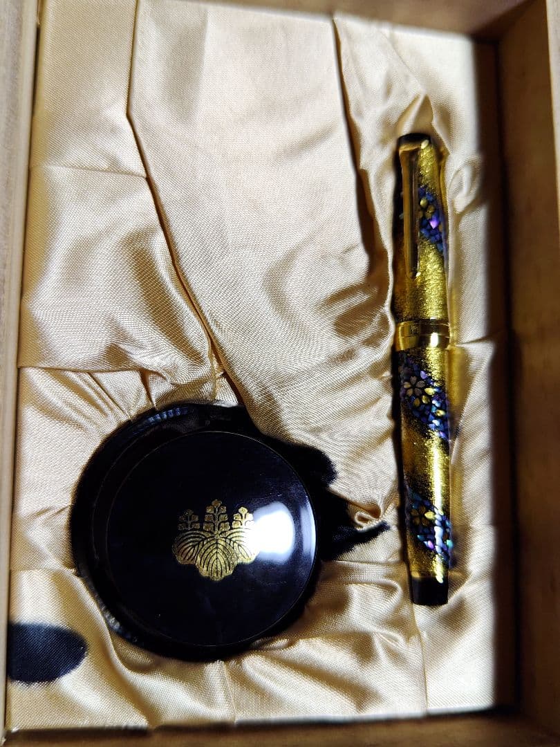 SAILOR fountain pen and ink pot shown in a silk-lined presentation box.