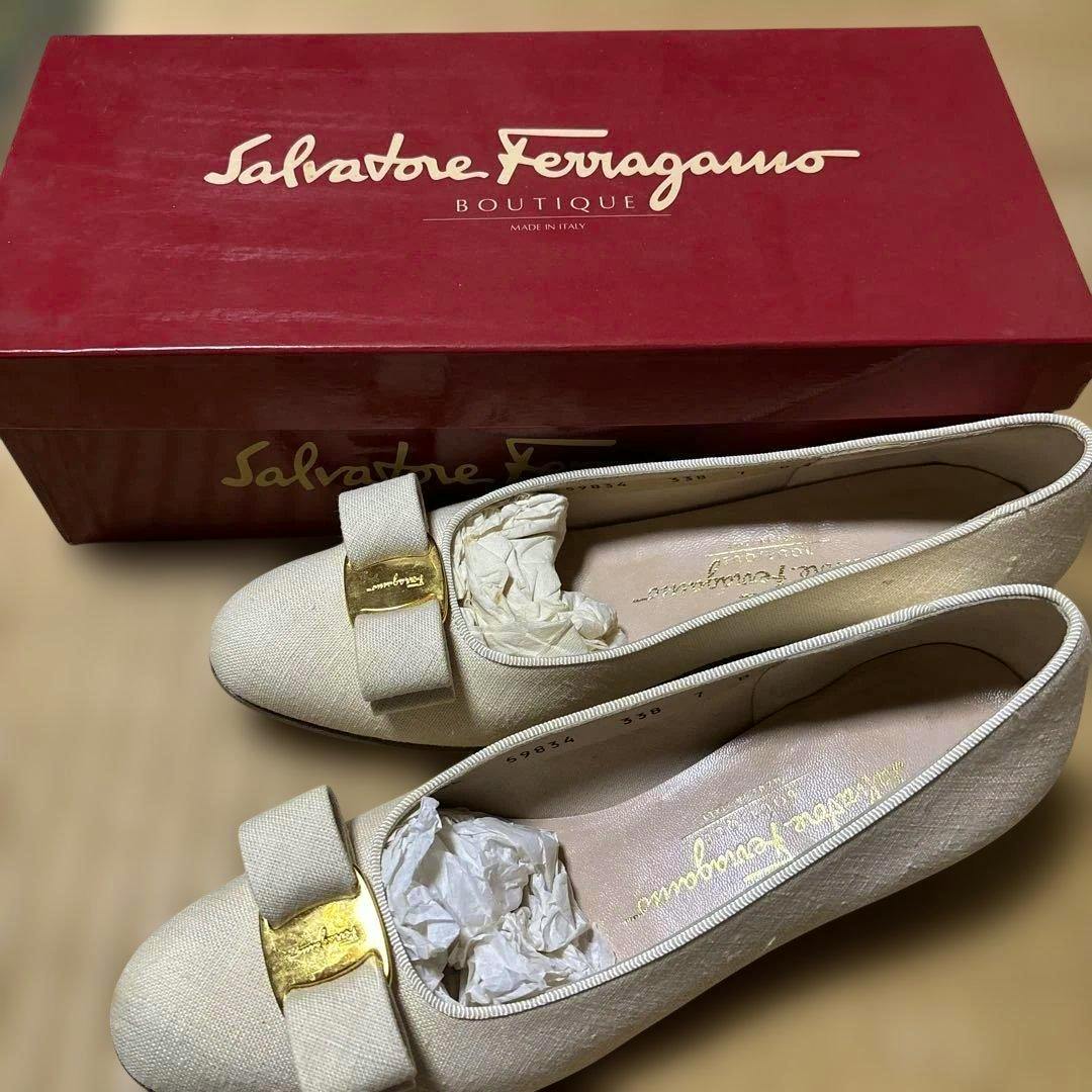 Pair of ivory Salvatore Ferragamo ヴァラ (Varina) pumps shown beside a red Salvatore Ferragamo shoe box.