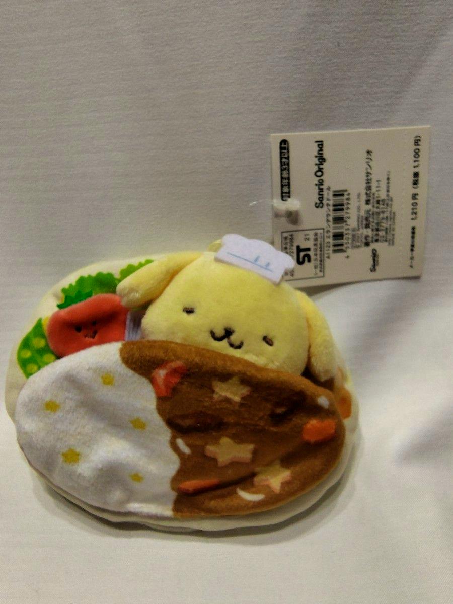 Yellow Pompompurin plush mascot seated in a curry-themed lunch prop with its tag visible.