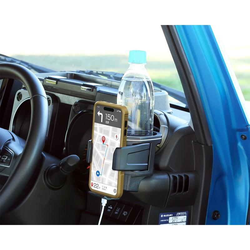 Drink and smartphone holder installed in a Jimny dashboard holding a bottle and a smartphone.
