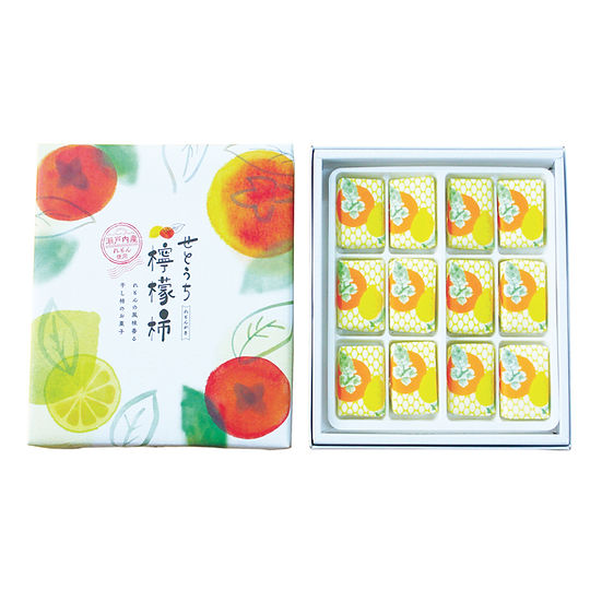 Open box of せとうち檸檬柿 fruit jellies showing the decorative lid and a tray of twelve individually wrapped jellies.
