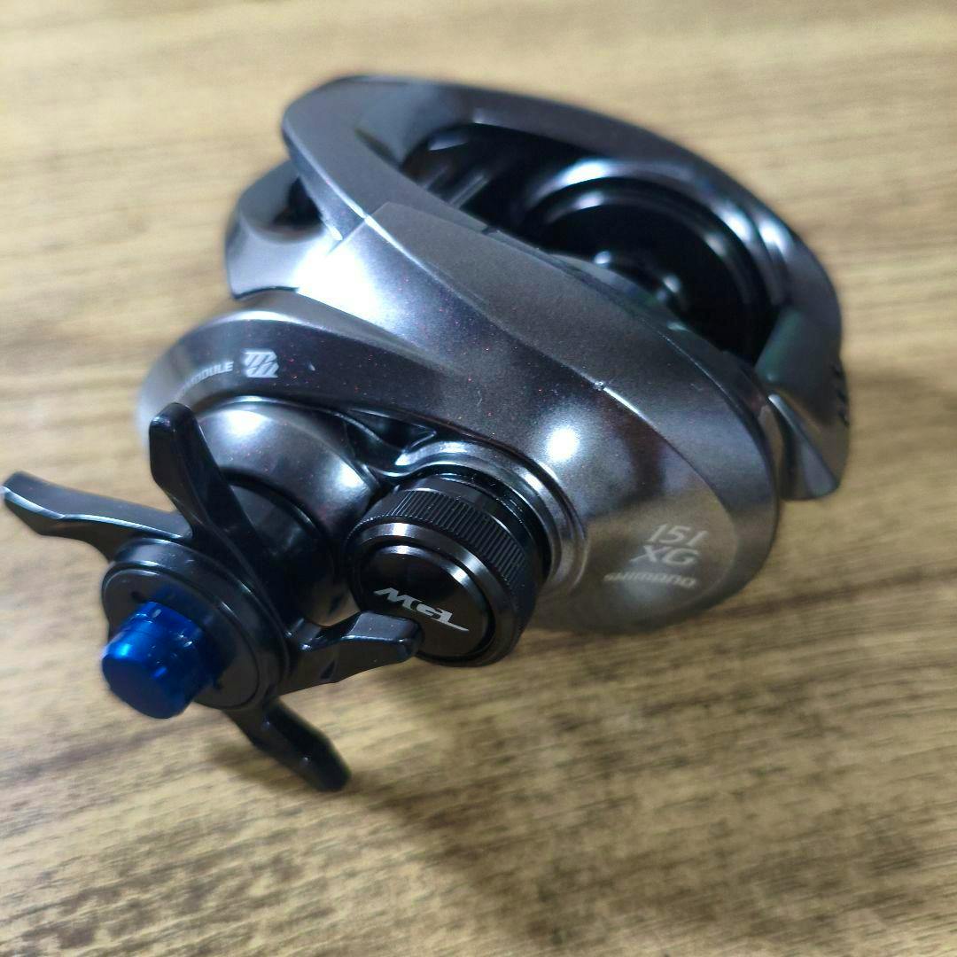 A Shimano カスタム 17クロナーク MGL XG baitcasting fishing reel shown on a wooden surface.