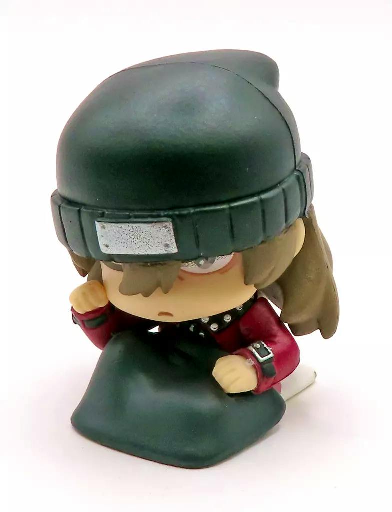 Front three-quarter view of the トレーディングフィギュア 荒垣真次郎 figure wearing a dark beanie and sitting with a dark blanket.