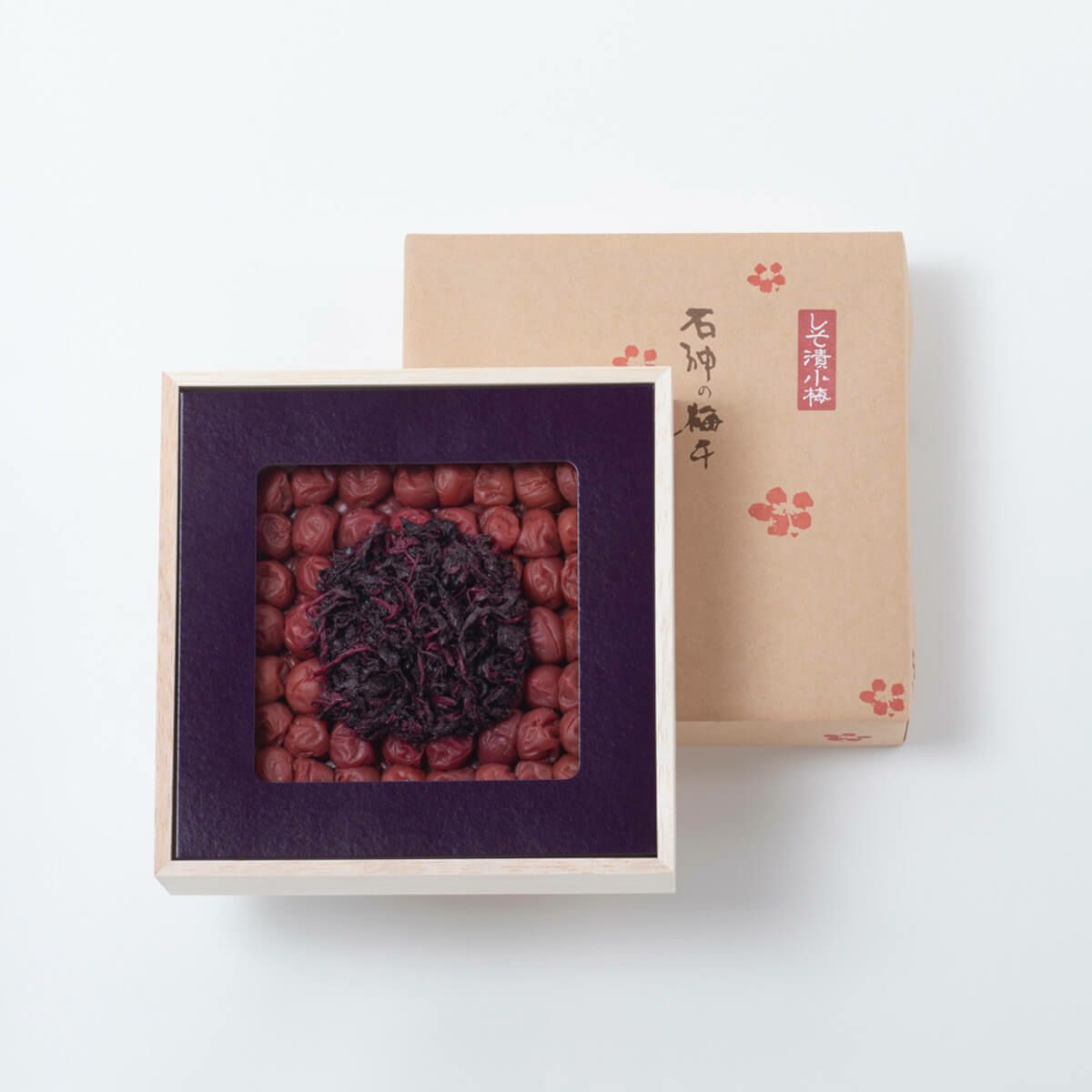 Wooden box of shiso-pickled small plums (しそ漬小梅, 400g) with the lid and outer cardboard packaging shown.