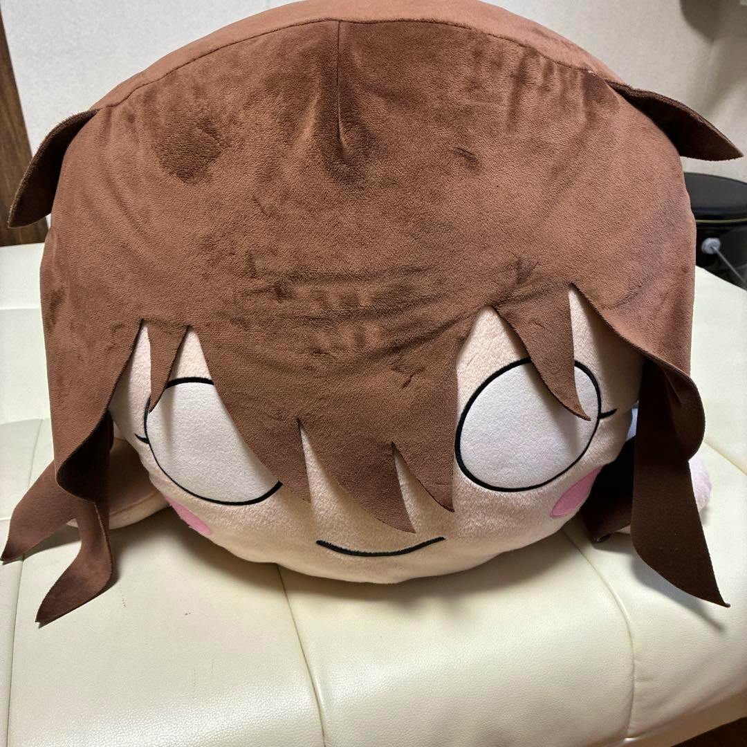 Front close-up of the 桜坂しずく ラブライブ!虹ヶ咲学園 テラジャンボ 寝そべりぬいぐるみ showing the plush face and brown hair.