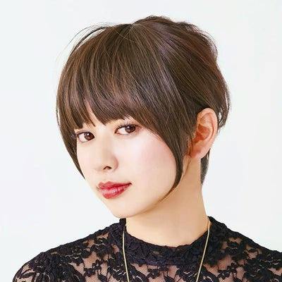 Model wearing the synthetic front-bang wig with side hair in a short brown style.