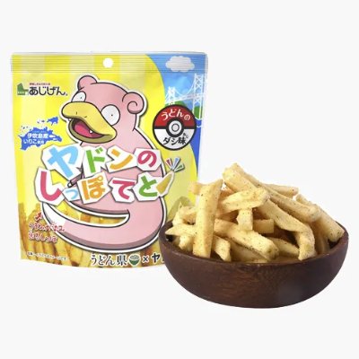 A package of ヤドンのしっぽてと potato chips with Slowpoke artwork next to a wooden bowl of stick-shaped potato chips.