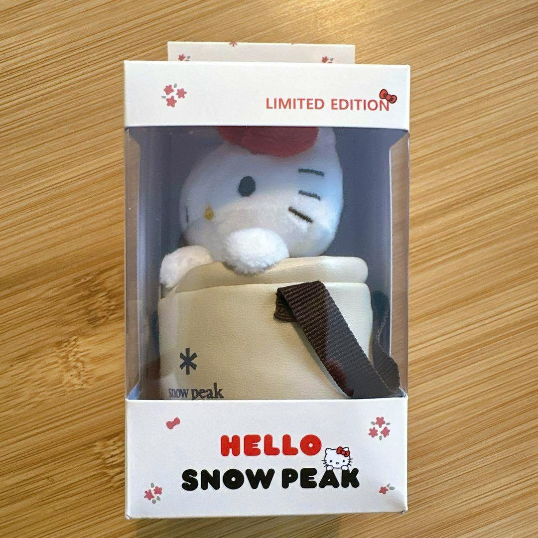 Boxed Snow Peak × Hello Kitty keyring in its original packaging showing the Hello Snow Peak branding.