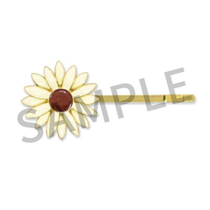 A daisy-style hair pin with cream-colored petals, a brown center, and a gold-toned pin shown on a white background.