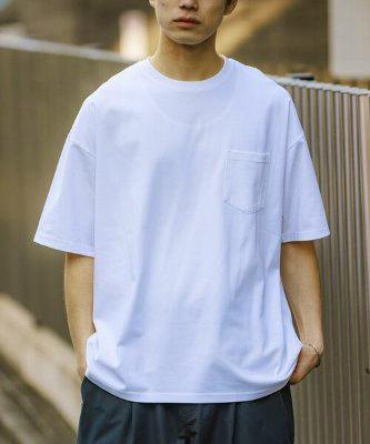 Model wearing a white big-silhouette pocket T-shirt shown from the front.