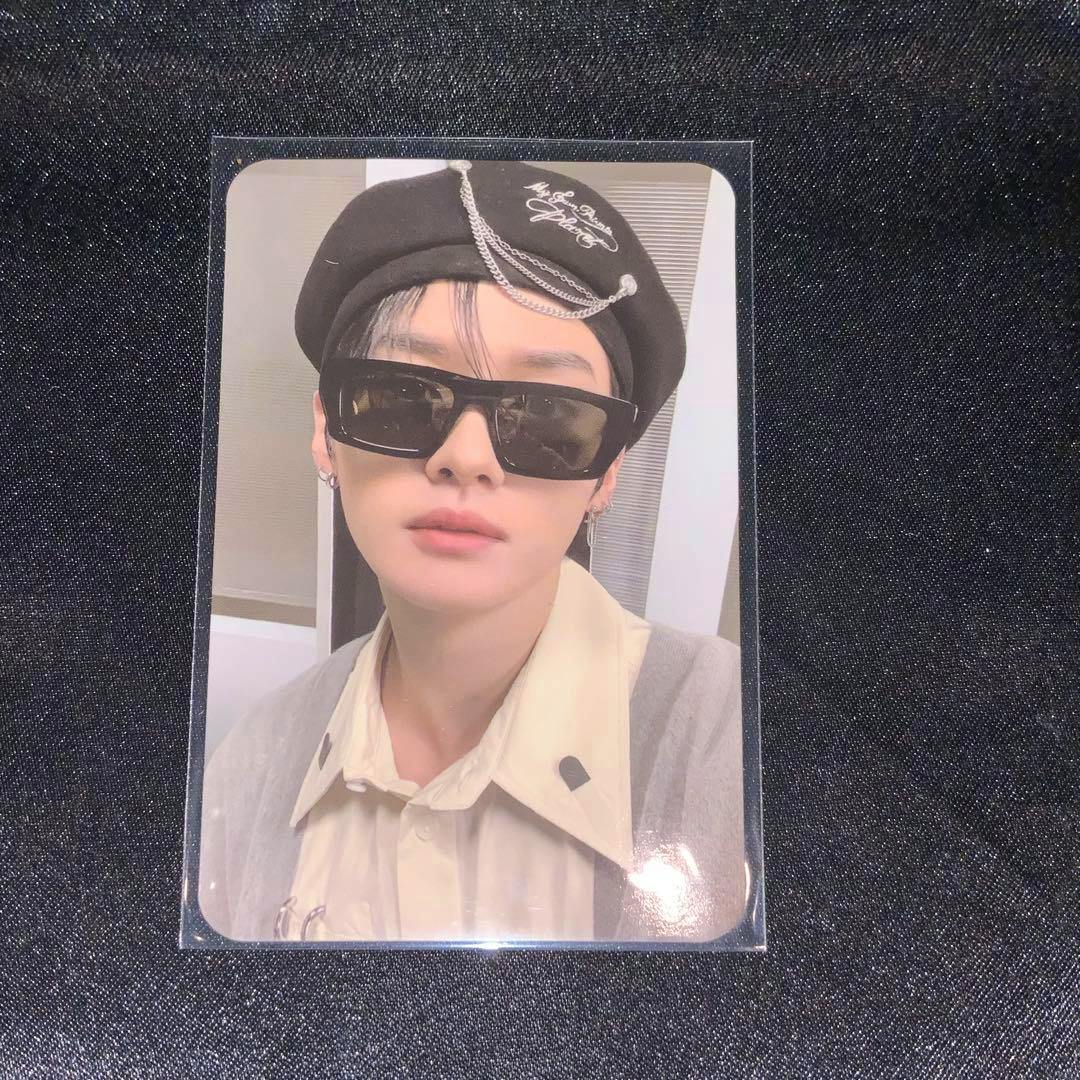 Front of the StrayKids FC GOLD photocard for リノ showing the member wearing sunglasses and a beret.