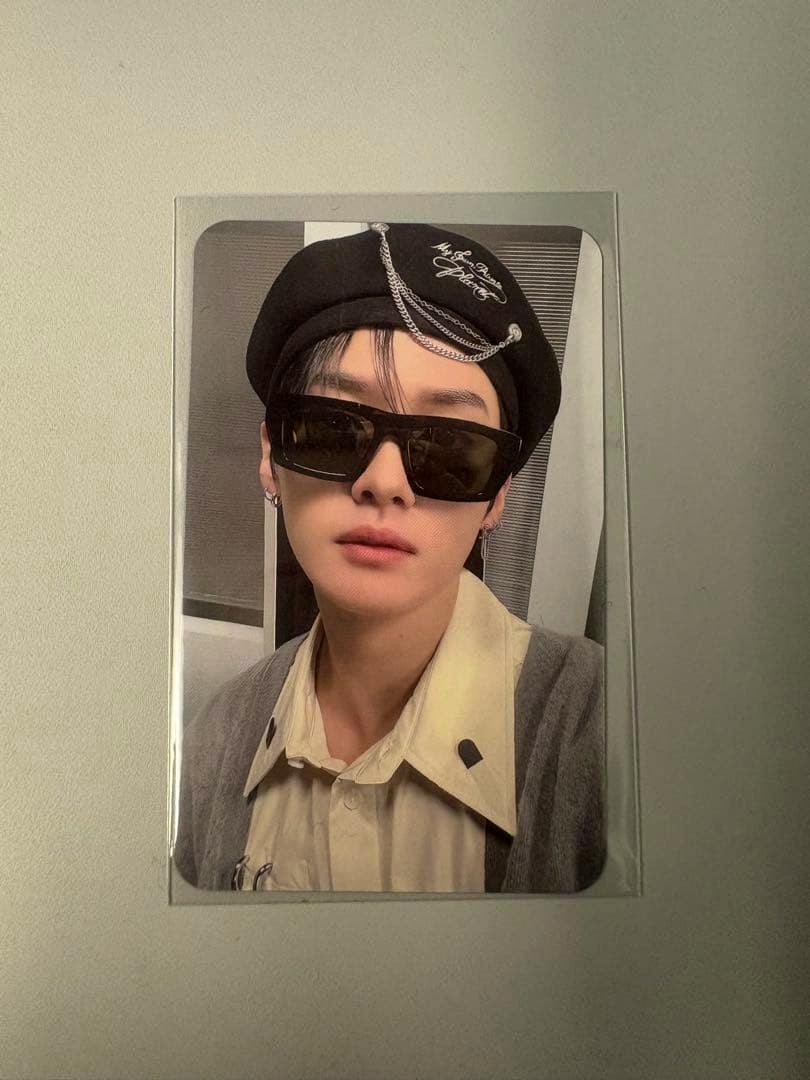 Stray Kids RUN IT gold member limited photocard in a plastic sleeve showing a member wearing a beret and sunglasses.