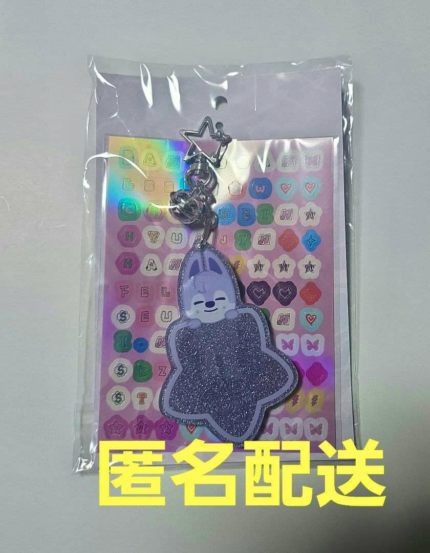 Packaged acrylic keyring showing a purple wolf character attached to a glittery star, displayed on a holographic sticker card inside clear plastic with yellow Japanese text overlay.