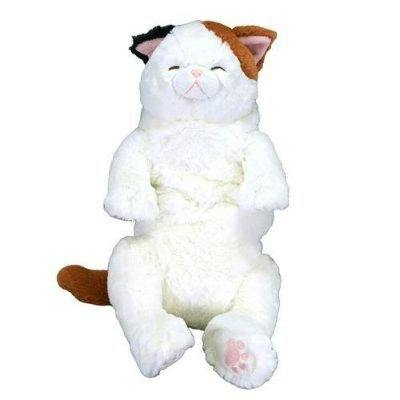 L-size calico plush cat (ひざねこすやすや) with closed eyes, white fur and brown patches, shown sitting with a visible pink paw pad.