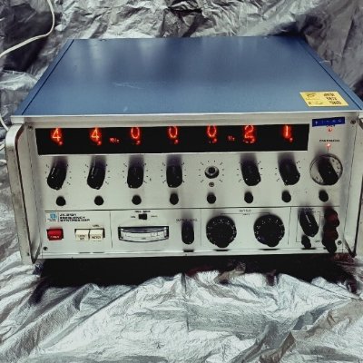 Front view of the タケダ理研 TR-3131 FREQUENCY SYNTHESIZER showing illuminated numeric display and front-panel knobs and switches.