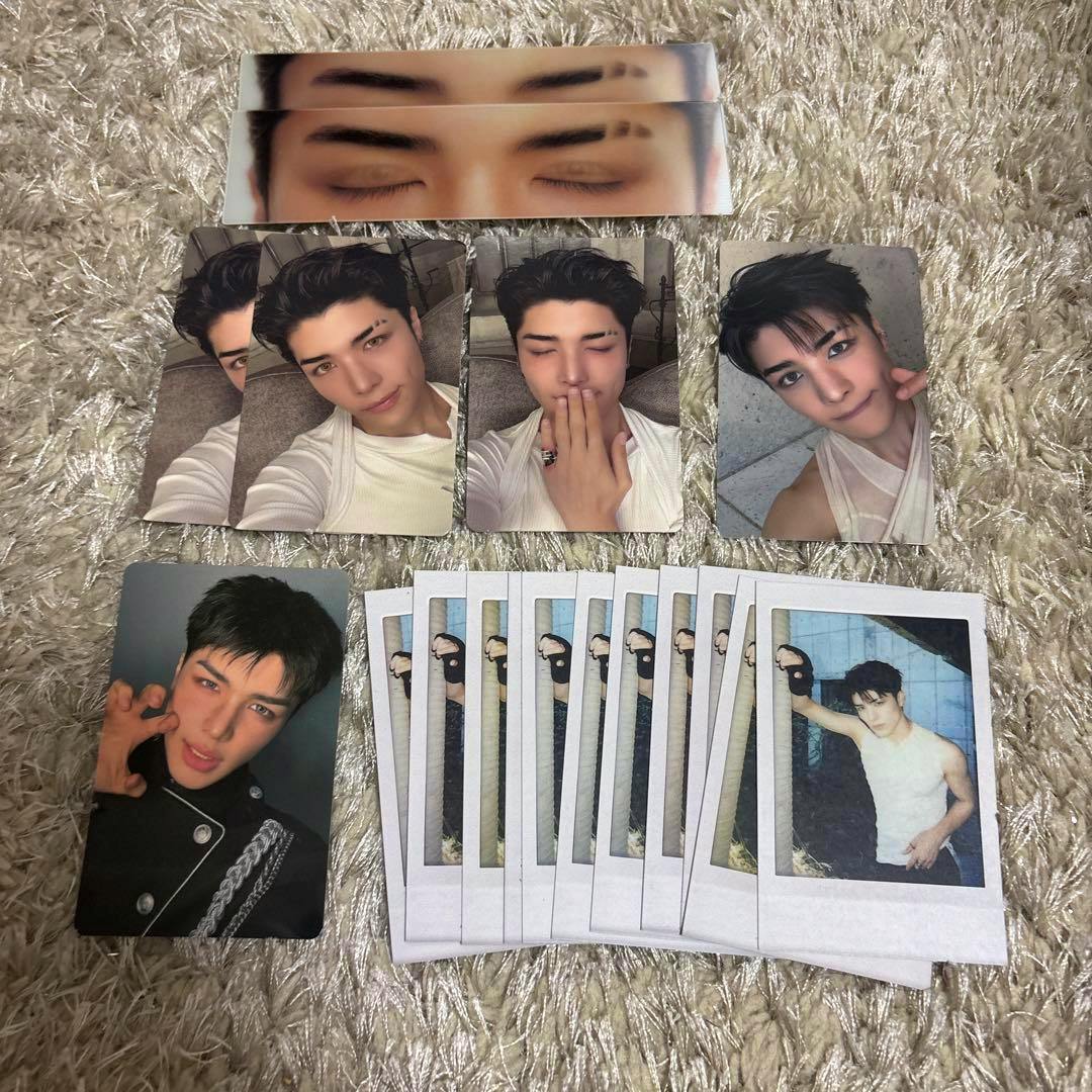 Multiple photocards from the &TEAM MAKI トレカセット Markonme universal photocard set arranged on a light shag rug.
