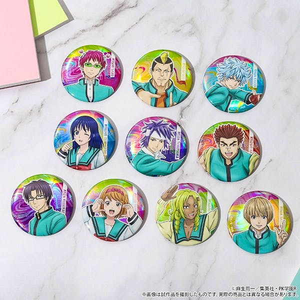 A flat lay of eleven round character badges from 斉木楠雄のΨ難 (Saiki Kusuo no Psi-nan) arranged on a marble surface.