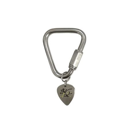 Metal bag charm carabiner with an attached pick-shaped charm bearing Japanese characters.