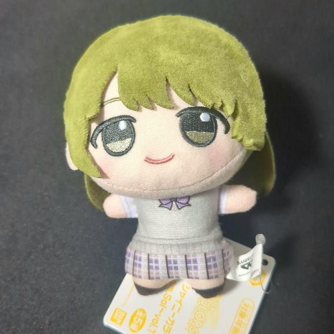 Front view of the アイドルマスター シャイニーカラーズ ちびぐるみ 七草にちか plush placed on its tag.
