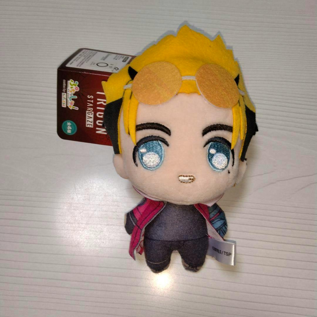 Front view of the TRIGUN STARGAZE トライガン ぷちっしゅ ヴァッシュ plush showing blond hair with goggles, embroidered blue eyes, a pink coat, and attached tag.