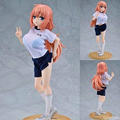 Composite photo of the completed 1/4-scale figure "陸奥こまろ" from the TV anime Re▼Dress wearing a white gym shirt, navy shorts, and knee socks standing on a wood-pattern base.