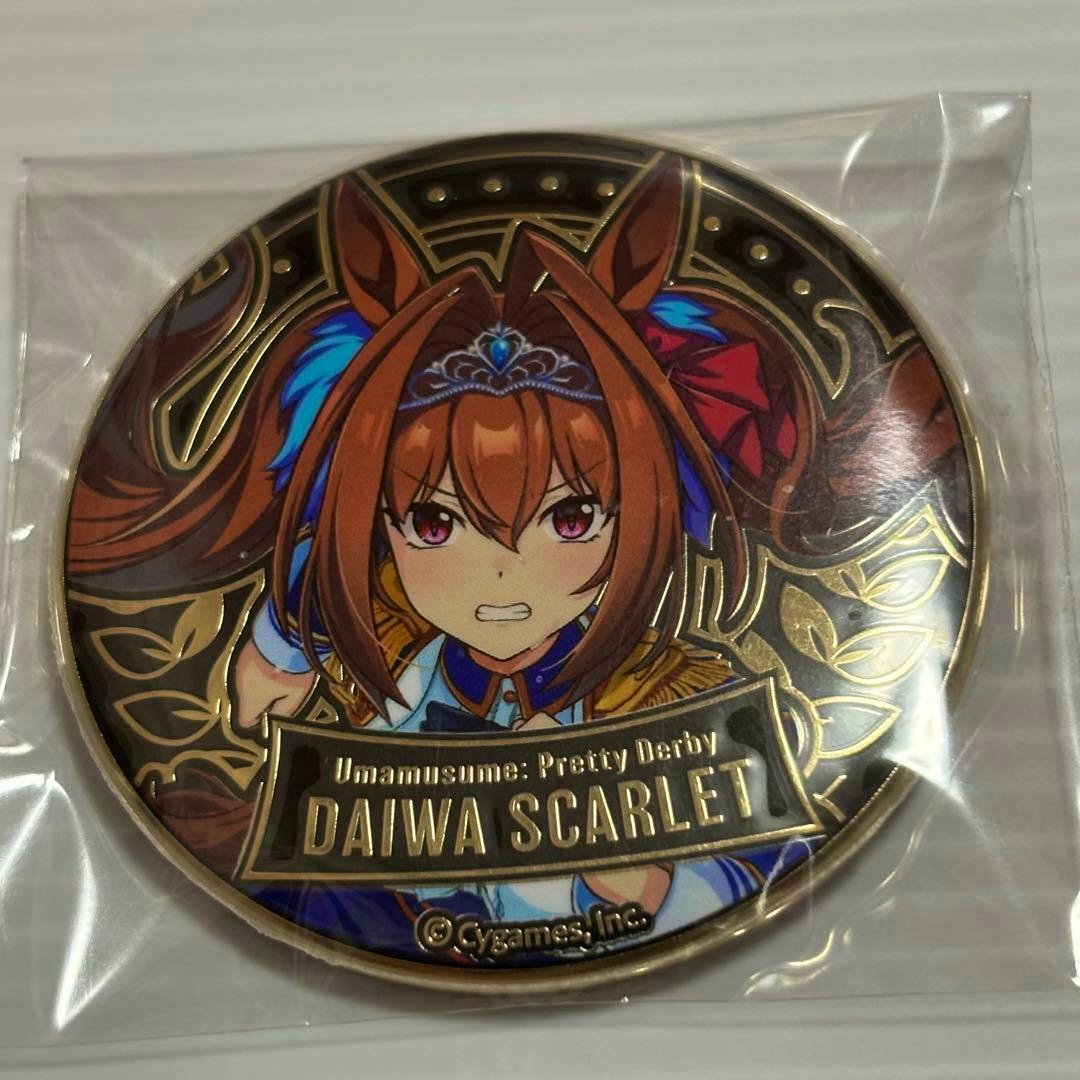 Round metal can badge showing the Daiwa Scarlet character illustration and "DAIWA SCARLET" text, inside a clear plastic sleeve.