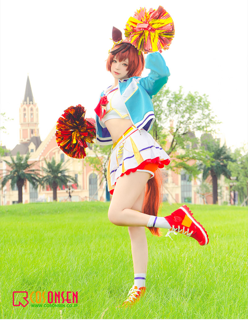 Model outdoors wearing the ウマ娘プリティーダービー [RUN＆WIN] ナイスネイチャ cosplay costume and holding pom-poms.
