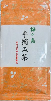 Sealed orange packet of Umegashima hand-picked green tea with a white label reading 梅ヶ島 手摘み茶.