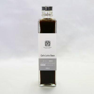 A clear rectangular bottle labeled as a cafe latte base on a white background.
