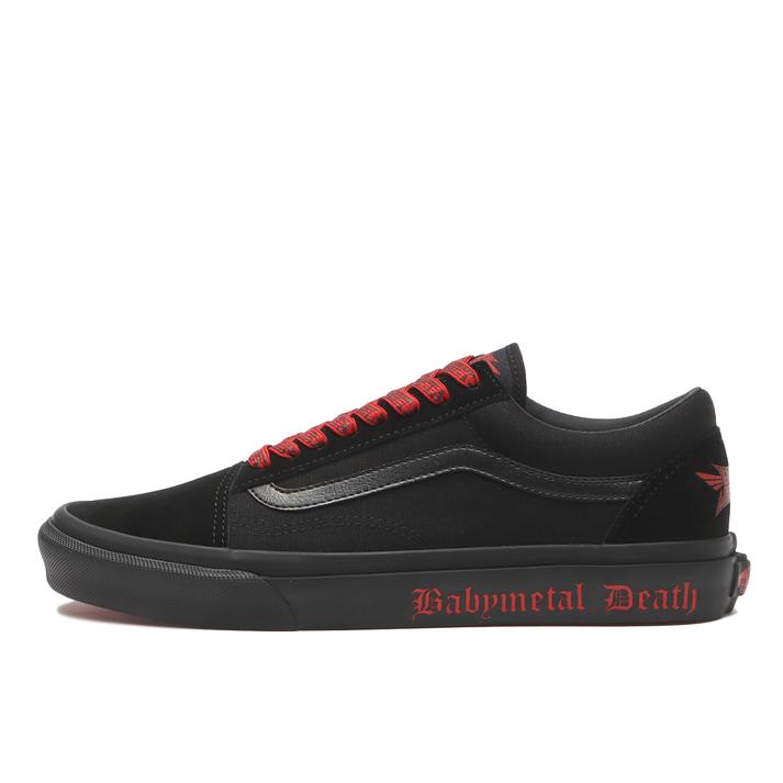 Side view of the オールドスクール black/red low-top sneaker showing red laces and red printed text on the midsole.