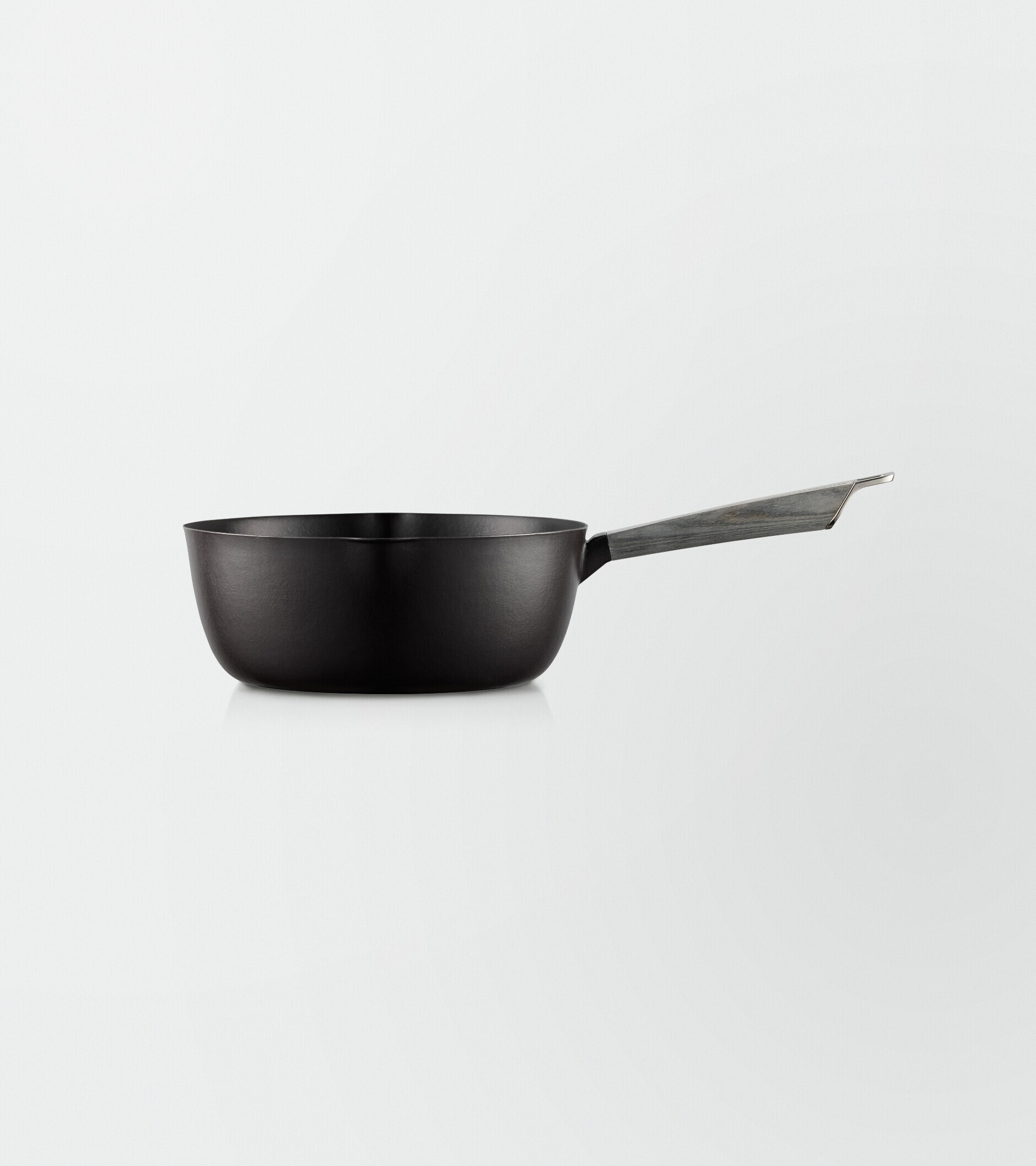 Side view of the バーミキュラ ユキヒラ 20cm iron frypan with handle on a white background.