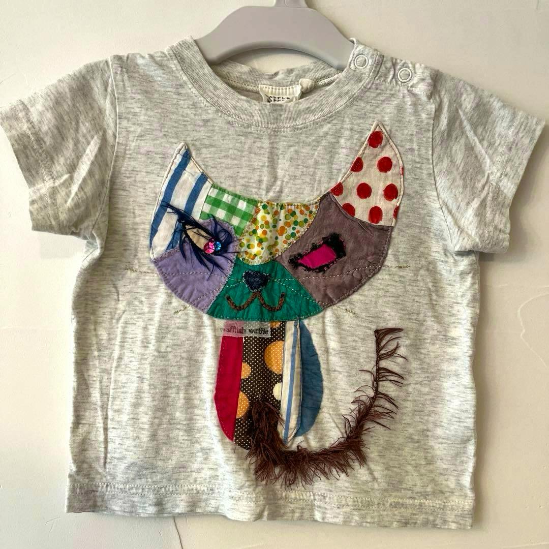 Light gray children's cotton T-shirt with a colorful patchwork cat applique on the front.